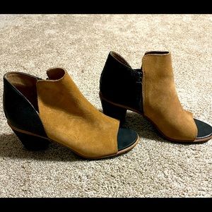 Sorel Open-toe high heeled two-tone leather sandal